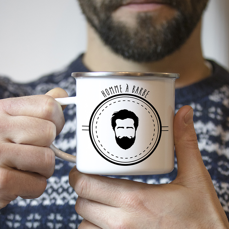 Homme à barbe avec son mug émaillé homme à barbe