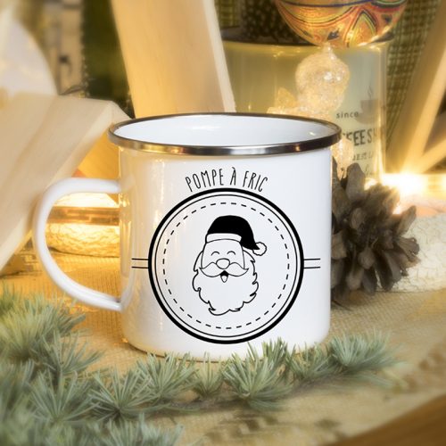 Ambiance Noël pour un mug émaillé avec un papa Noël