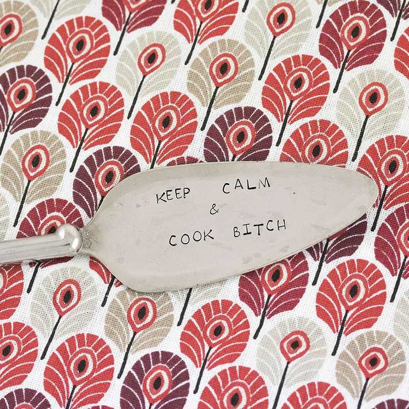 Petote pelle à tarte gravée "keep calm and cook bitch"