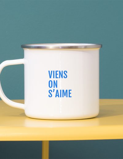 Typographie simple bleu pour personnaliser un mug