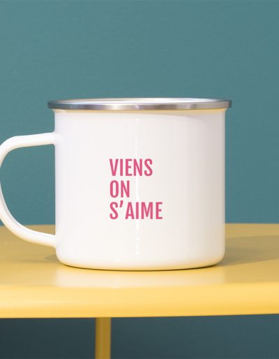 Typographie simple rose pour personnaliser un mug