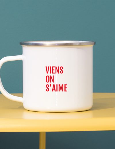 Typographie simple rouge pour personnaliser un mug