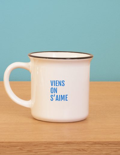 Typographie simple bleue pour personnaliser un mug céramique