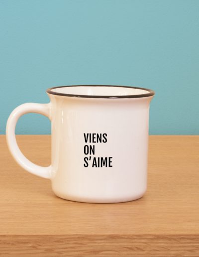 Typographie simple noire pour personnaliser un mug céramique