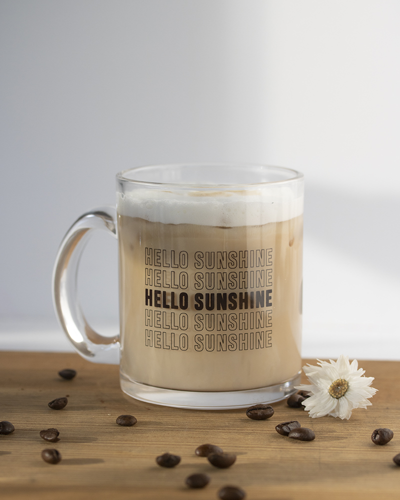 Mug en verre Hello Sunshine avec du café