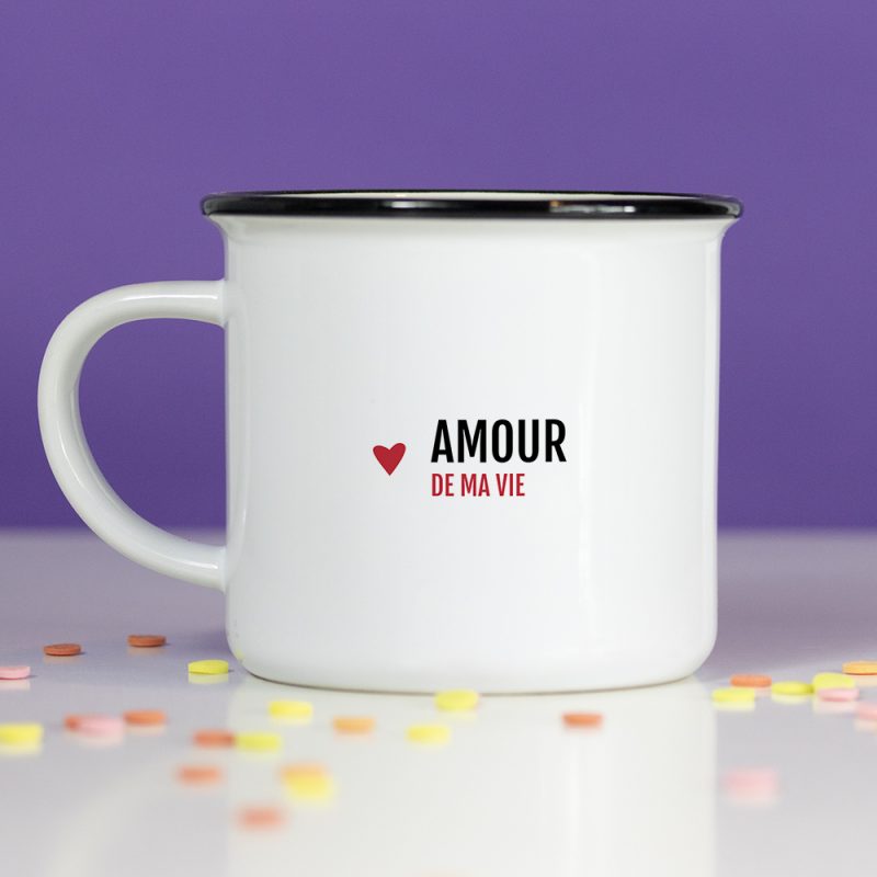 un mug en céramique sur fond violet amour de ma vie