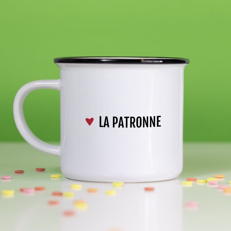 un mug en céramique sur fond vert la patronne