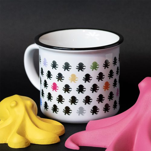 Mug en céramique avec plusieurs petits poulpes colorés