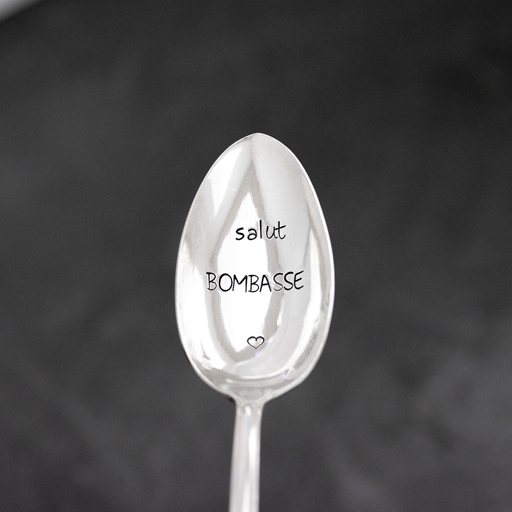 Cuillère à café chinée gravée à la main salut bombasse avec un coeur – Instagram Bibiche fait son cirque